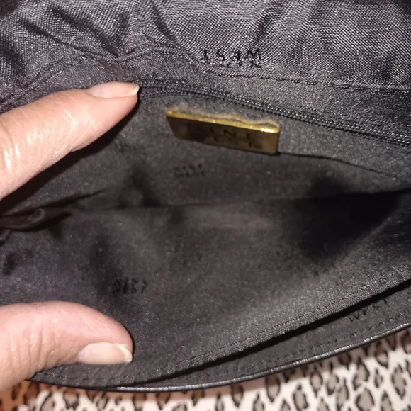 Chic Black Leather Shoulder Bag with Gold Chain - Picture 9 of 12